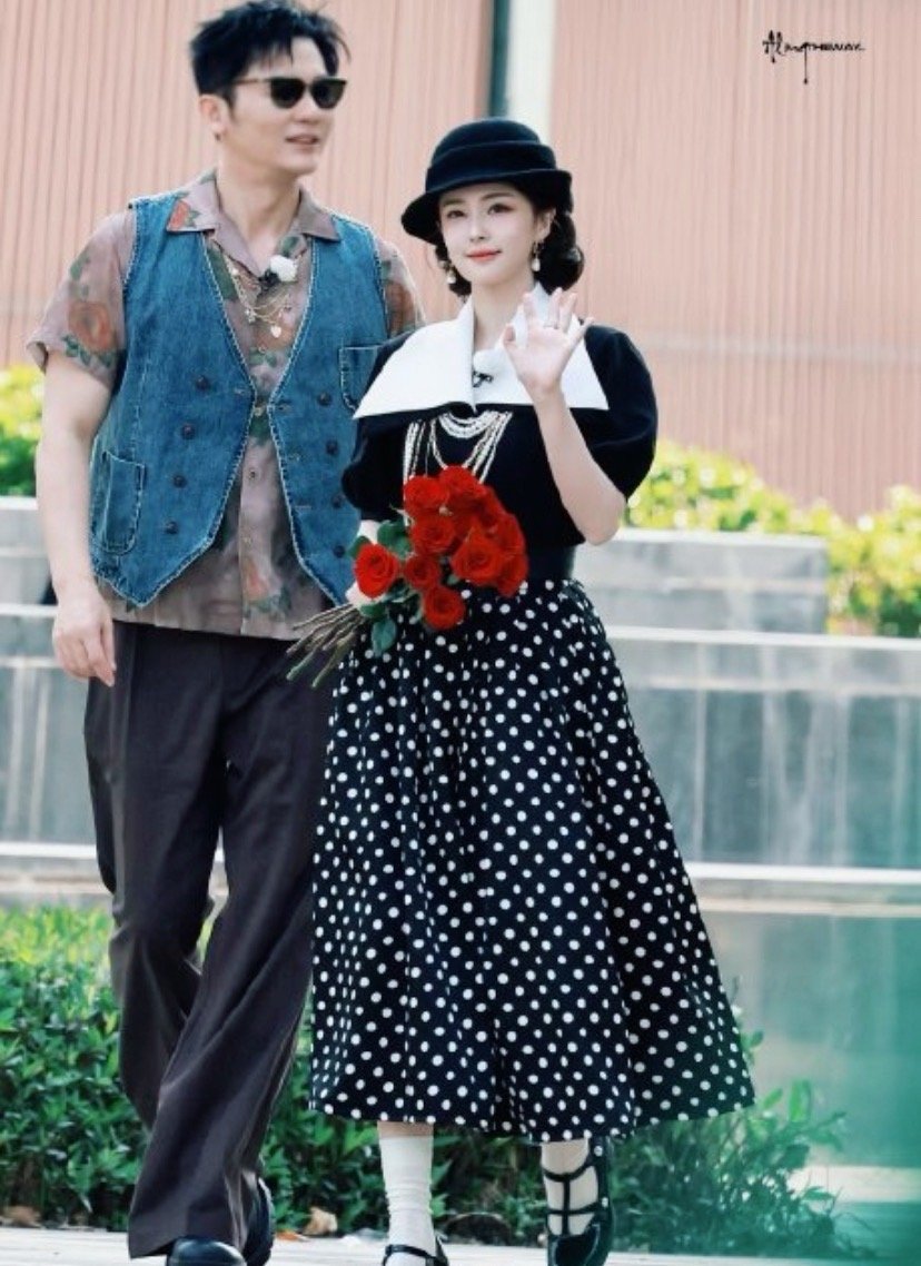 爆光啦！白鹿《奔跑吧14》海口路透杀疯了！民国留洋大小姐造型直接封神！黑白波点裙