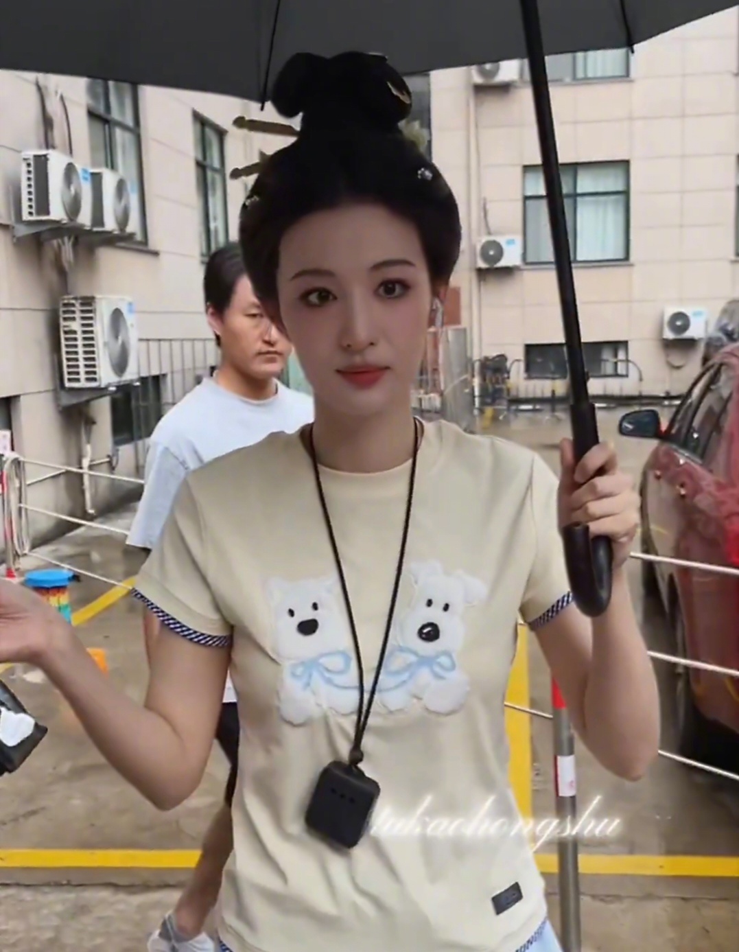 王楚然被烟人逼没招了王楚然身戴二手烟净化器现身，有人同情她说她是无奈之举，也有人