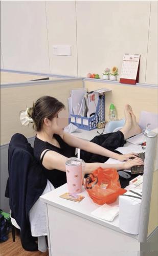 旁边工位的女同事上班时间脱鞋，光着脚腿翘得老高，神态自若地敲着键盘。办公室里弥漫