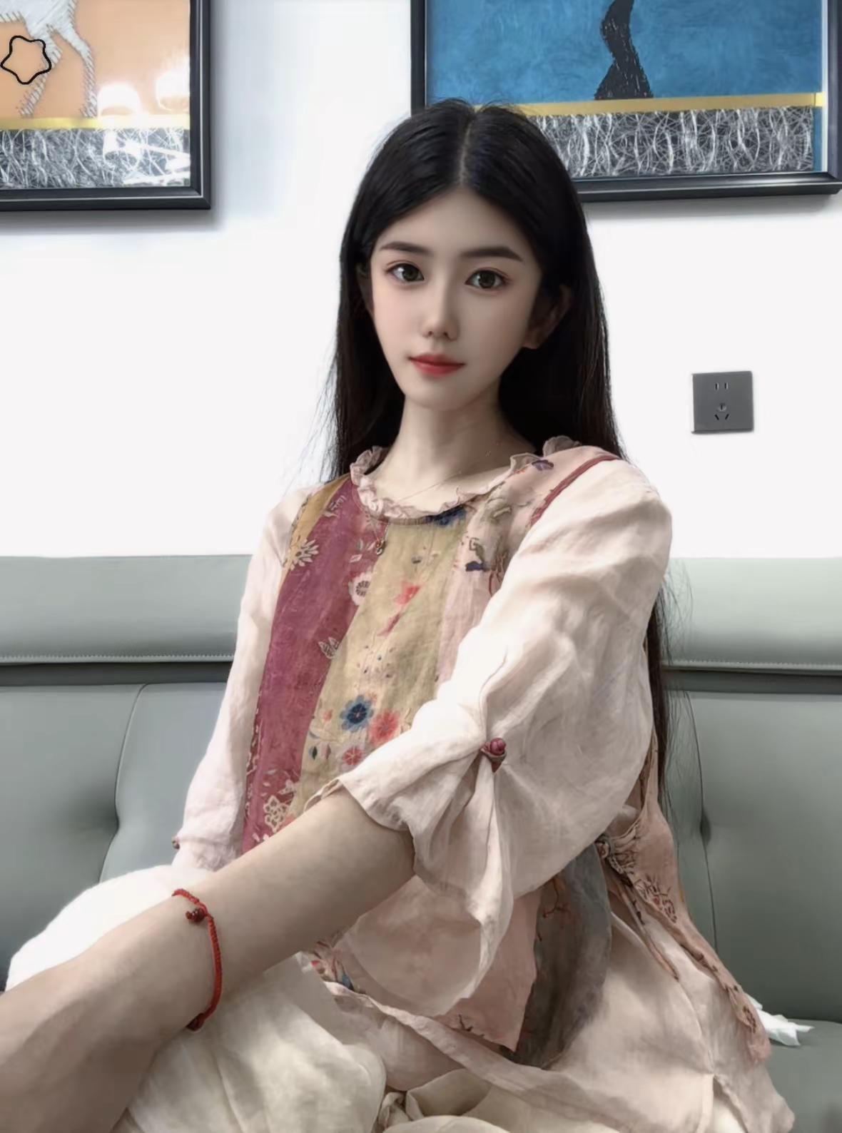 郁金香服饰的苎麻假两件套小衫真的穿一次被夸一次，不喜欢穿太透的上衣，这件完全可以