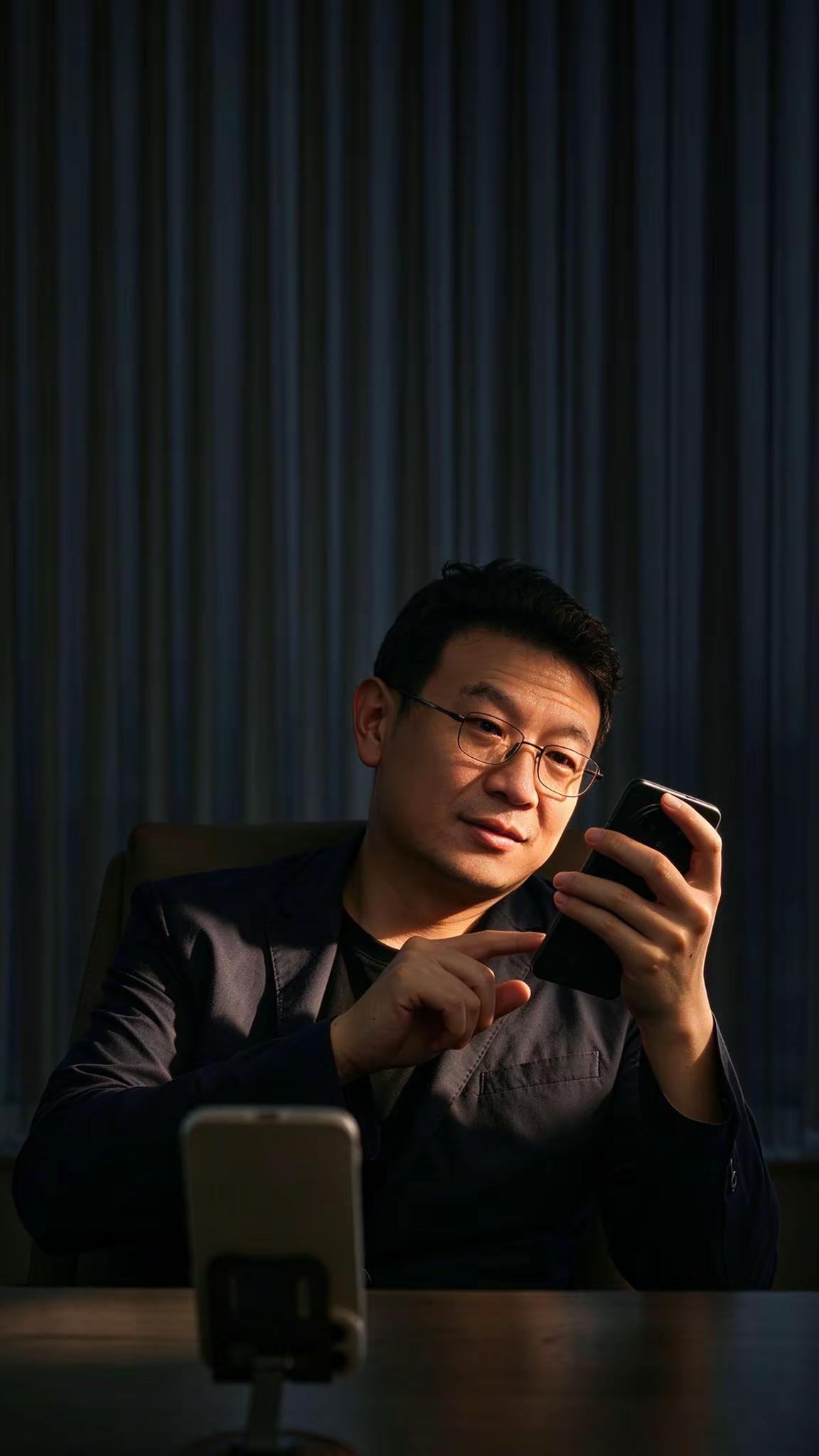 真的帅，一个小伙子怎么能帅成这样？趁着拍摄间隙，抓拍几张图，大家觉得怎么样？魅力