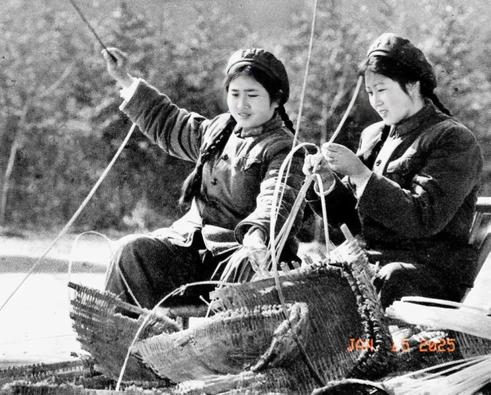 70年代的照片
两名解放军女战士，在认真学习编箩筐，那时部队为提高生活水平，自己