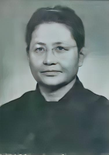 1949年，76岁的军阀李德全强娶了19岁的逃难女学生周秀英。新婚夜，李德全刚扯