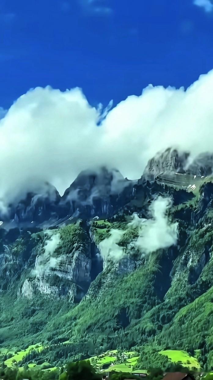 [彩虹]一路朝山而行，抚平所有倦意
总盼着寻个闲暇，驱车奔赴山野，把烦心事尽数抛