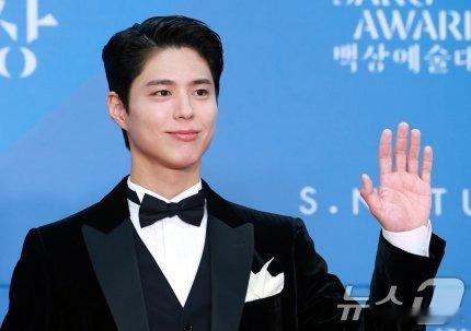 朴宝剑、裴秀智、边佑锡百想红毯新闻图百想红毯百想直播朴宝剑裴秀智百想红毯 ​​​