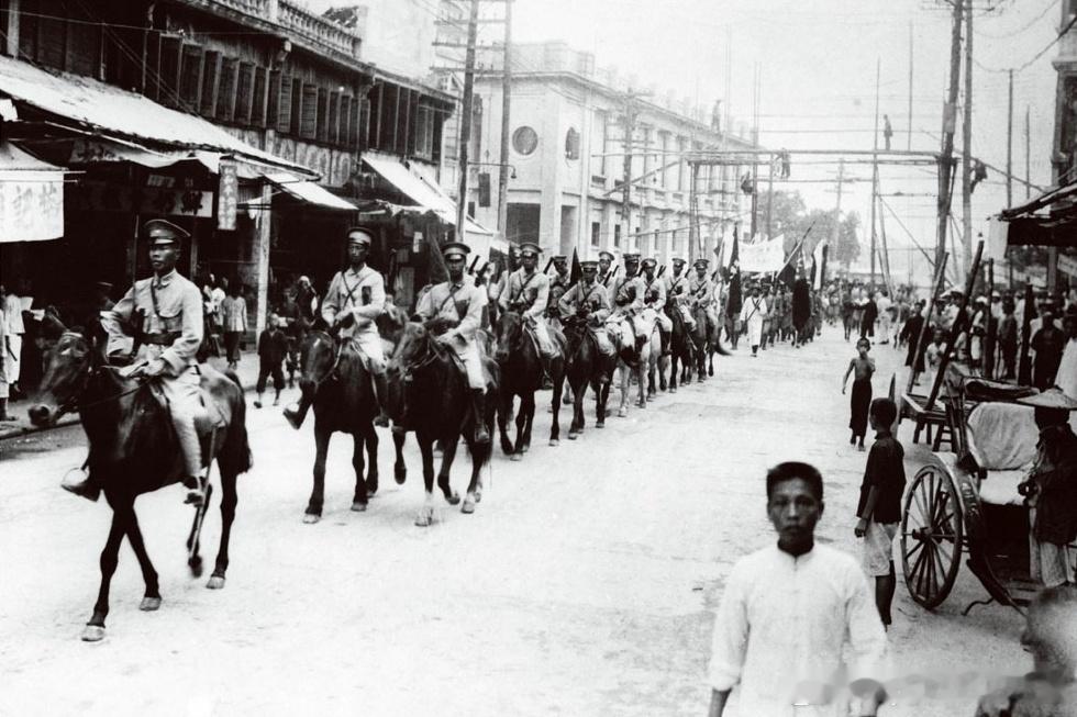 1925年11月国民革命军第一军士兵行进在广州街头，时任军长蒋介石。1925年7