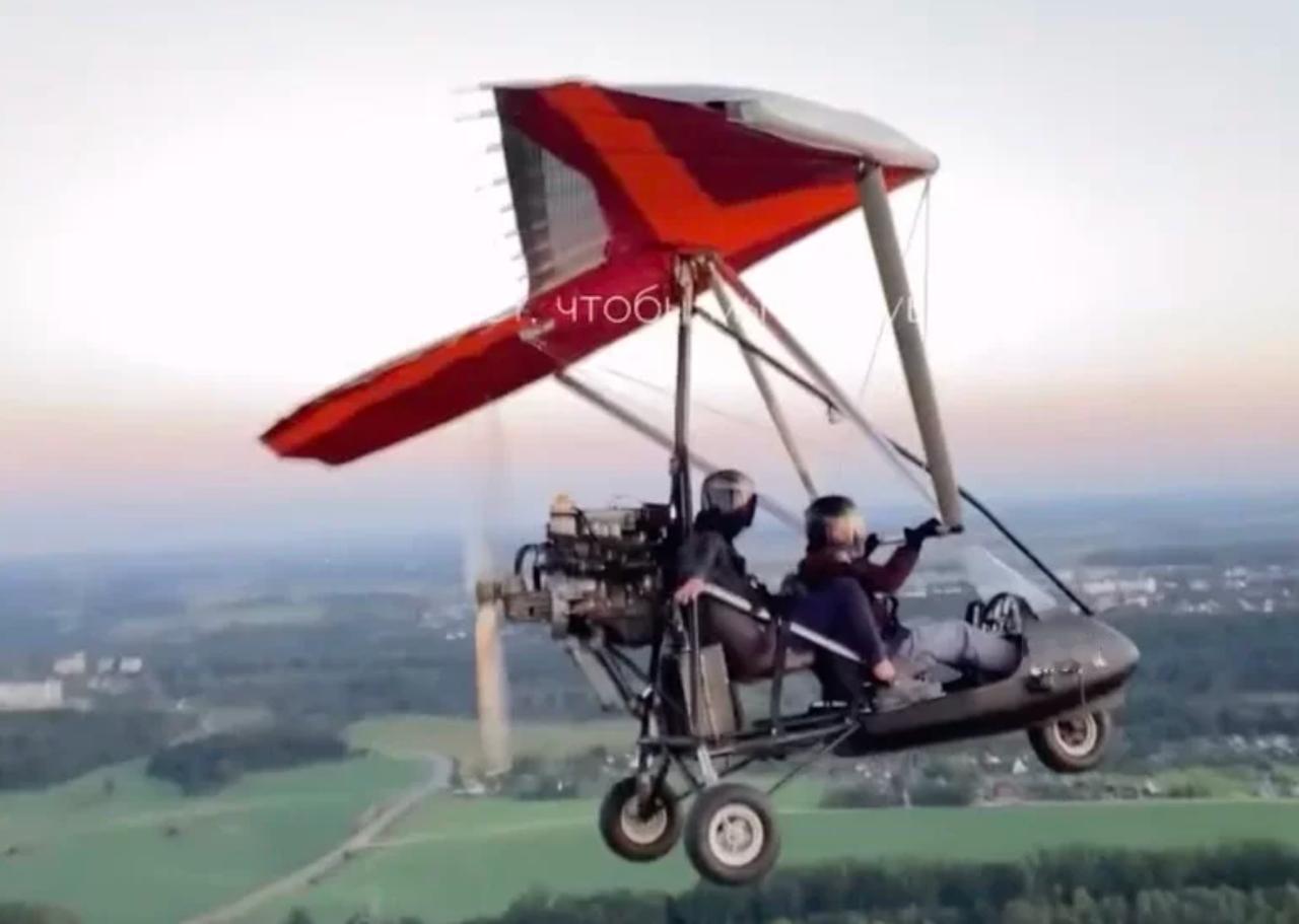 白俄罗斯明斯克郊外发生一起惨烈空难。据初步调查，一架动力滑翔机在爬升过程中突遇强