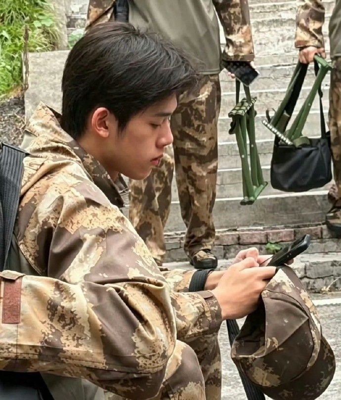 官俊臣开始军训了，迷彩服大官人好帅 ​​​