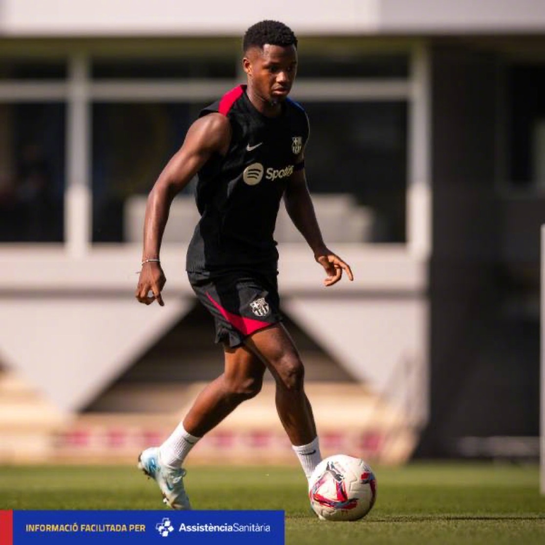 在今天的训练中，一线队球员安苏·法蒂脚部受伤。他将在巴塞罗那接受保守治疗，能否恢