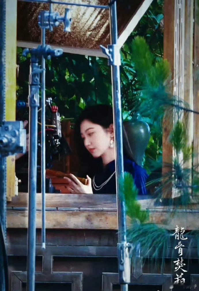 景甜孟千姿造型路透惊艳，仿若司藤时期再现。那绝美状态，让人不禁梦回往昔，她与角色