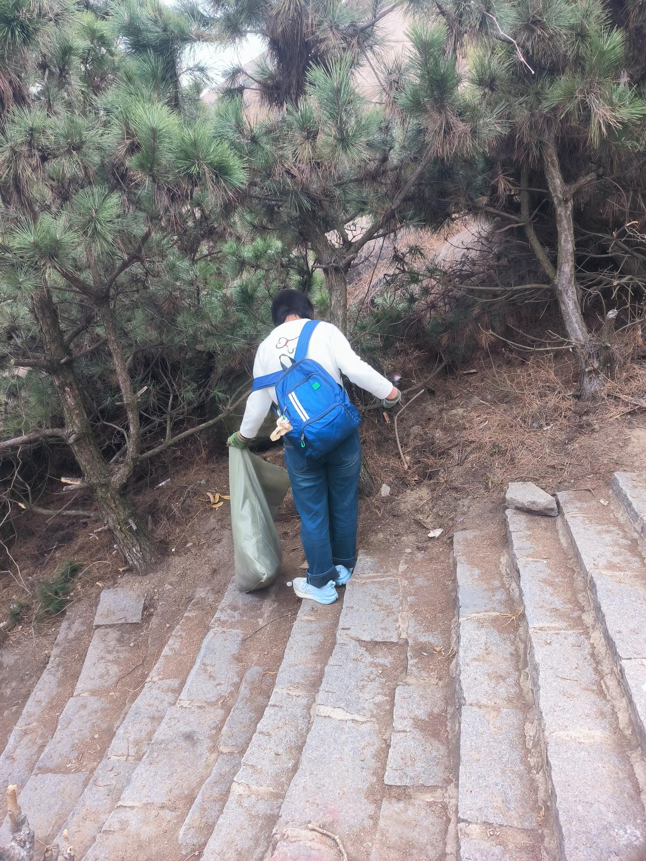 天气这么好，不能总是闷在家里。上周日天气转暖，我们去厉家寨。去看一看，当年厉家寨