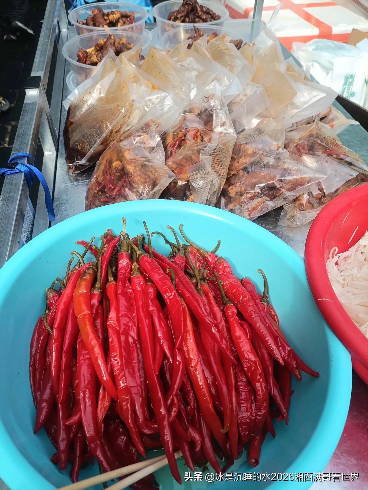 吉首市老城区的八月楼菜市场一直都是老百姓最喜欢去采购各类新鲜食材首选地方，品种丰