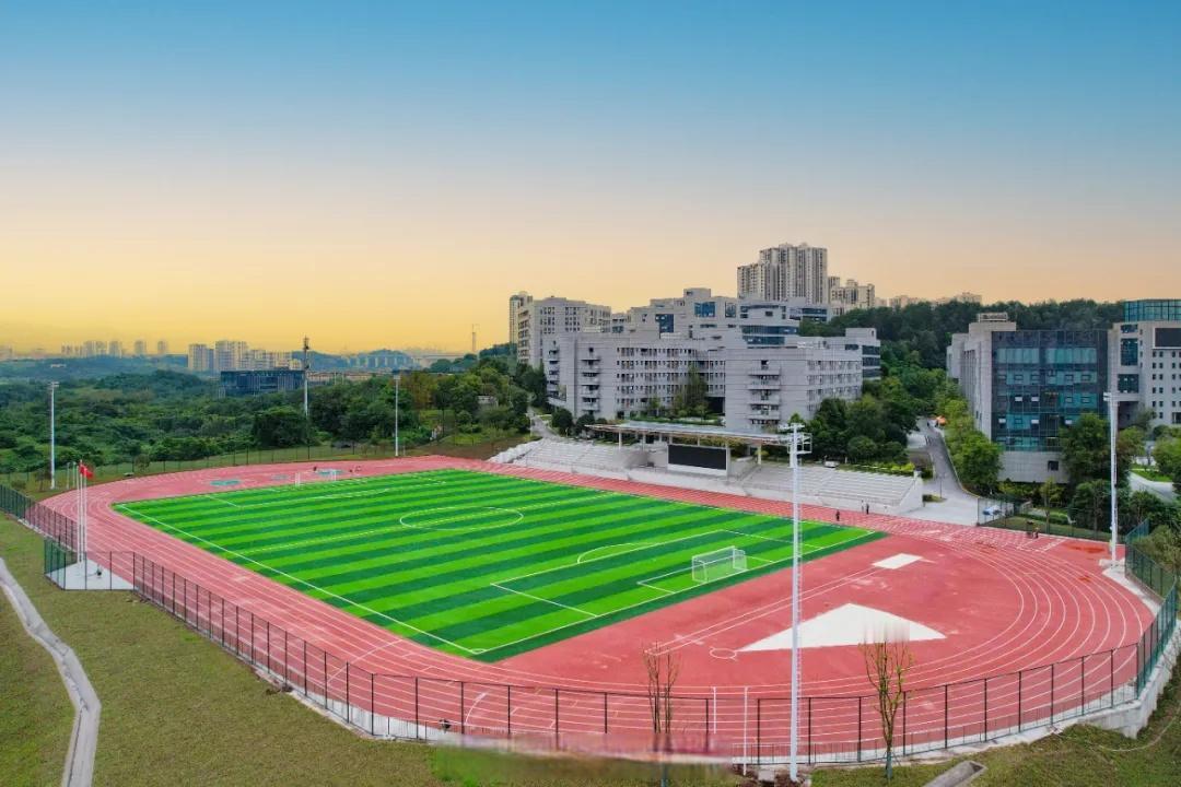 【完工！两江新区这所学校有新变化】近日，随着运动场标线铺设完工，重庆电子科技职业