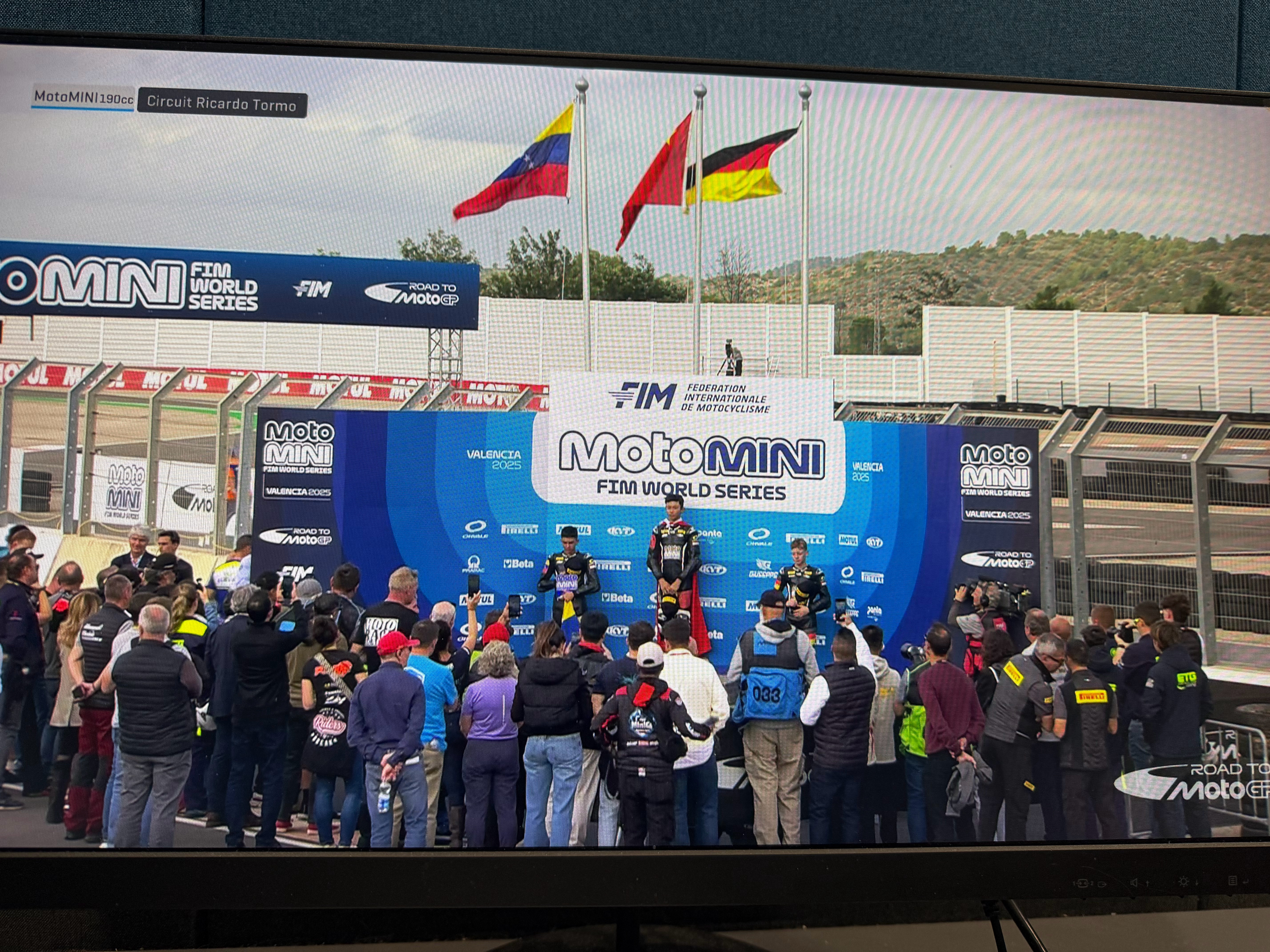 孙圣博太棒了！第三回合一场统治性胜利！中国车手在MotoMini世界系列赛中夺得