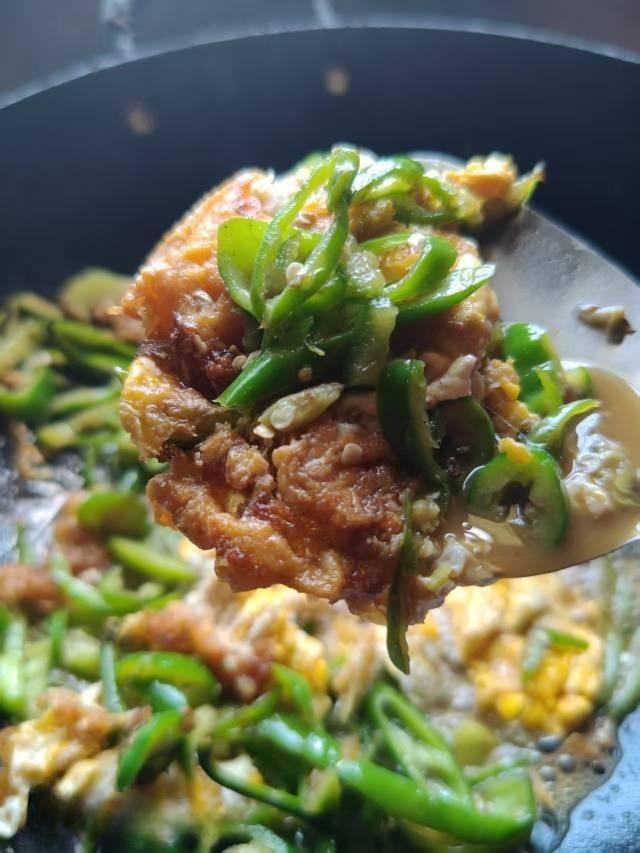 我的厨艺虽然不咋地，但鸡蛋炒青辣椒我会炒，而且是土鸡蛋，8毛钱一个买的，听说土鸡