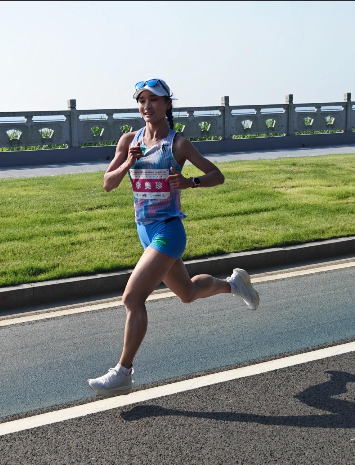 跑圈神仙姐弟太圈粉！无锡10公里赛场超精彩！
 
姐姐李美珍实力爆表，以32分5