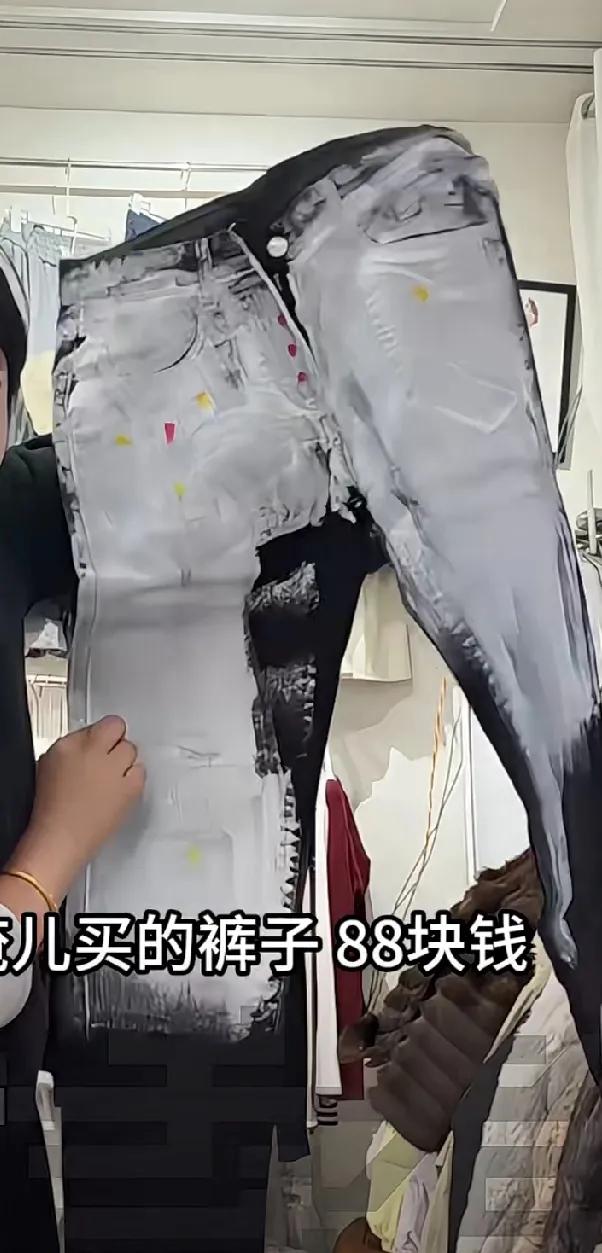 服装店主儿子花88元买奇葩刷漆裤子，开服装店的妈妈不敢当面教育 ，只能提着邦邦硬