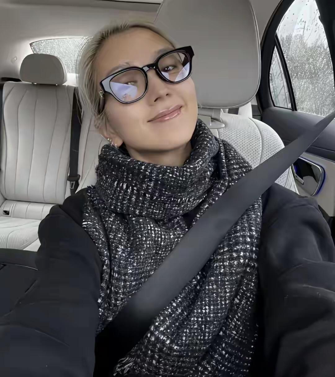 何洁自曝每月开销六位数，一家六口全靠她撑，房贷、教育费、保姆费压得喘不过气，直播