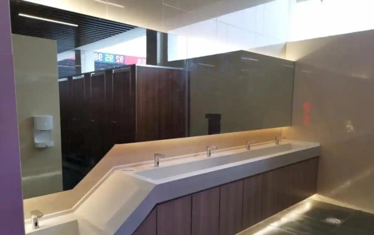 为什么高速服务区的厕所总建在最深处？非要你绕完所有商铺，是商家故意设计的套路？