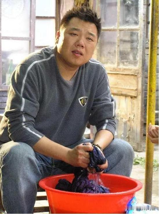 “李大嘴”，演员姜超，经历了19次失败的相亲，20次的时候终于相上一个胖姑娘！结