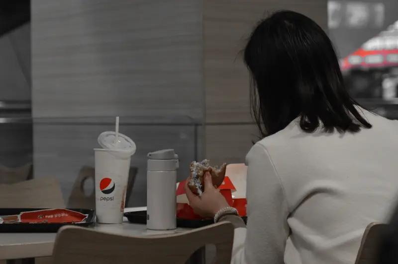 同事靠会说"吃饭"三个词，月薪多了5000！我酸了…

上个月部门来了个新人，英