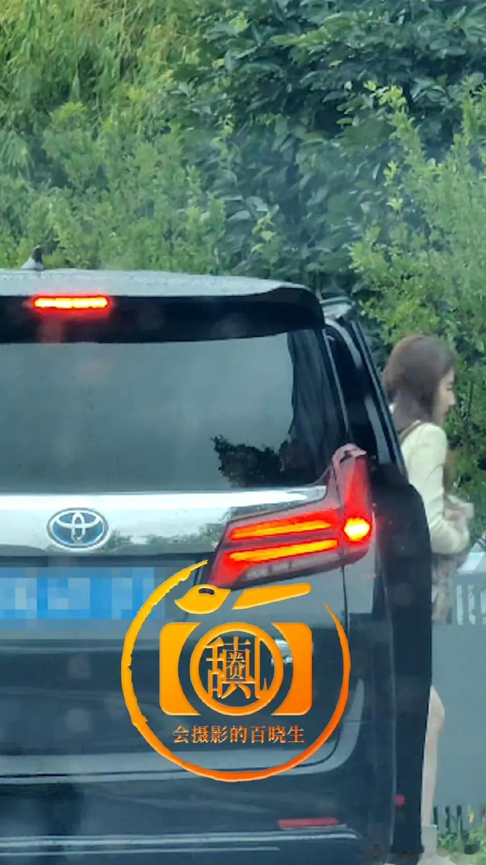 狗仔曝刘亦菲李现用同一辆车

 百晓生发文刘亦菲以前坐的车是李现现在坐的车，还拍