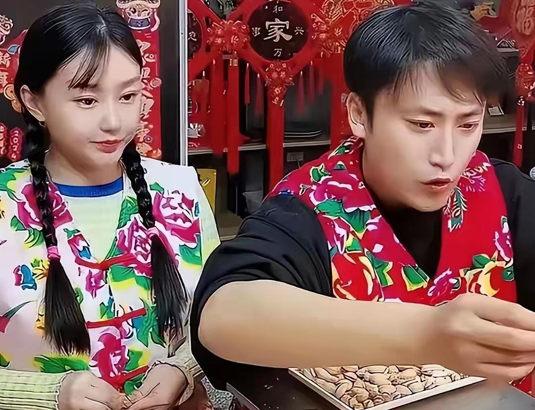 一张照片。

“玉田”和“刘英”裹着军大衣，站在稻田里。稻穗压得弯弯的。

从象
