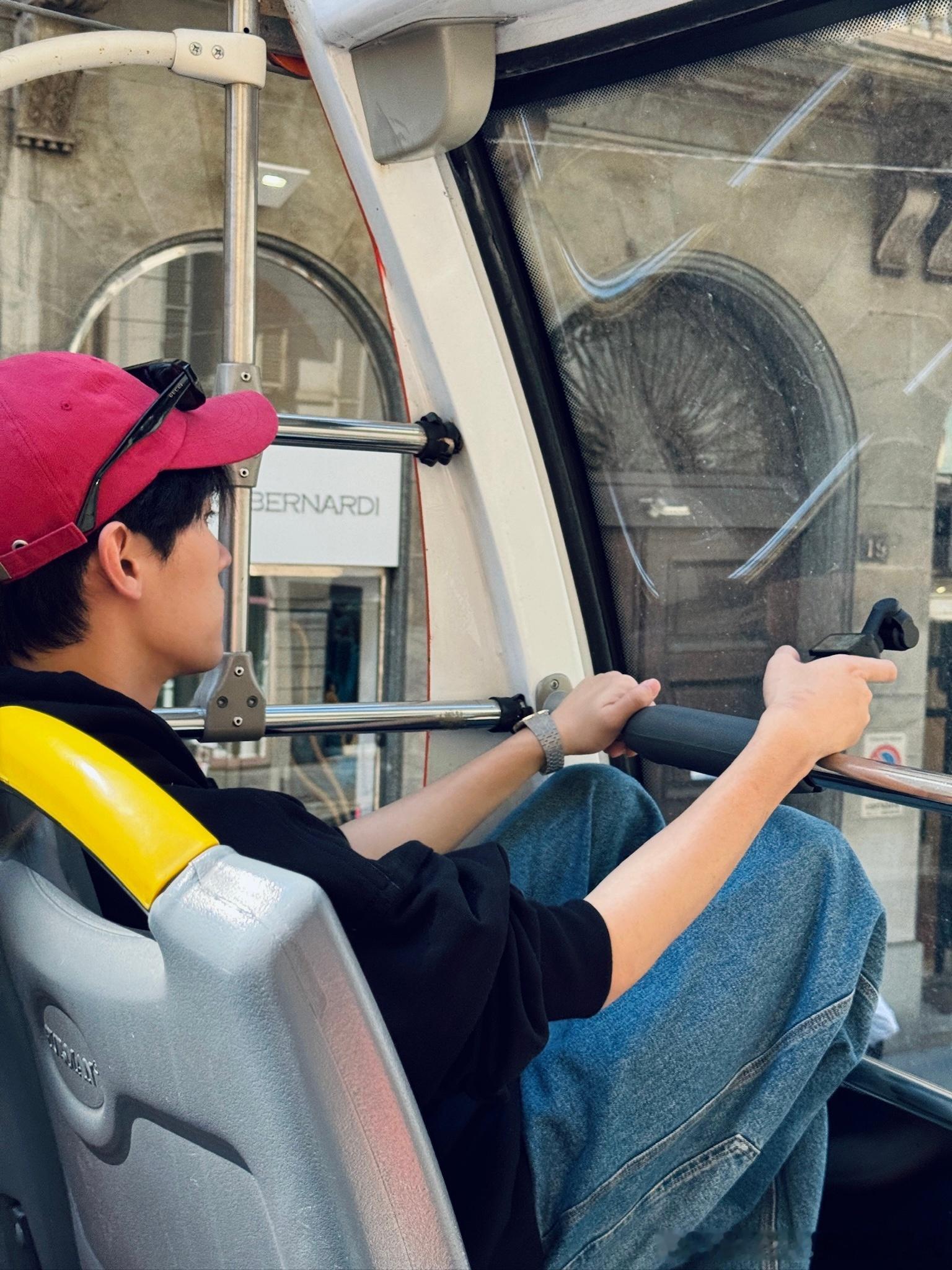 #周翊然米兰街拍live图##周翊然发了live图#看着周翊然在米兰的街拍 li