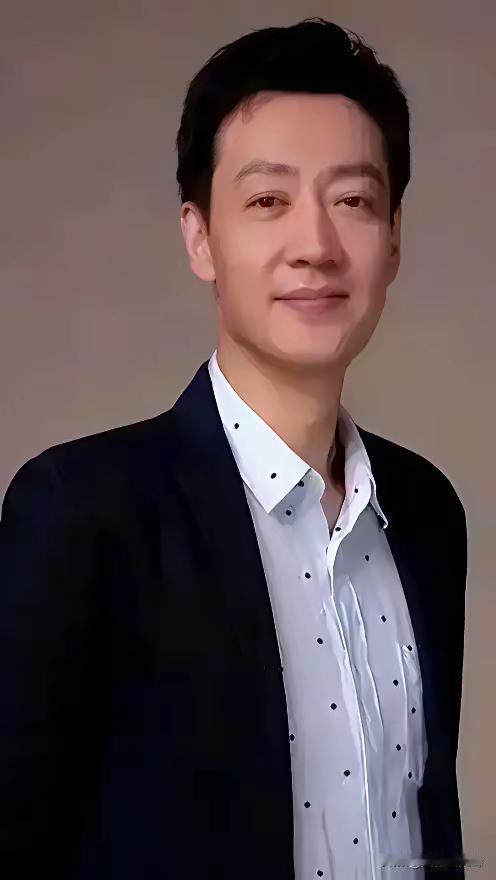 忽然有个温柔的念头：若辛柏青能与马伊琍牵手同行，或许会是段格外动人的缘分。

两