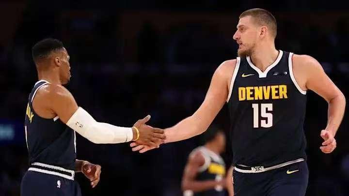 神迹即将诞生！
NBA历史上从来没有一个人在同一个赛季的常规赛里能够同时在得分榜