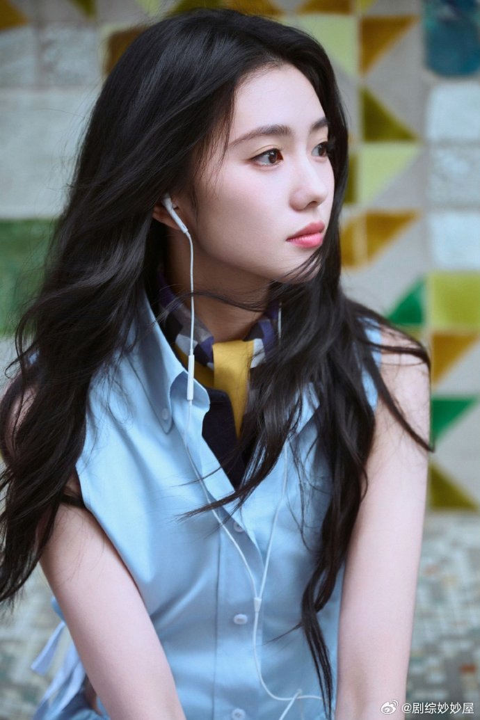 刘浩存李庚希看秀look刘浩存、赵今麦、张元英miumiu大秀造型怎么一个比一个