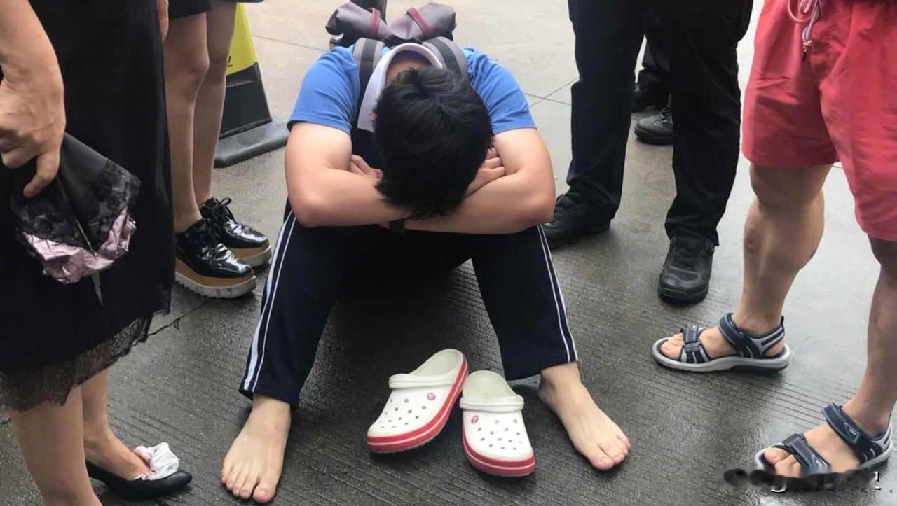 高考迟到1分钟被拒后续！男生含泪独自离开，知情人曝其没有父母。
 
高考是中国千