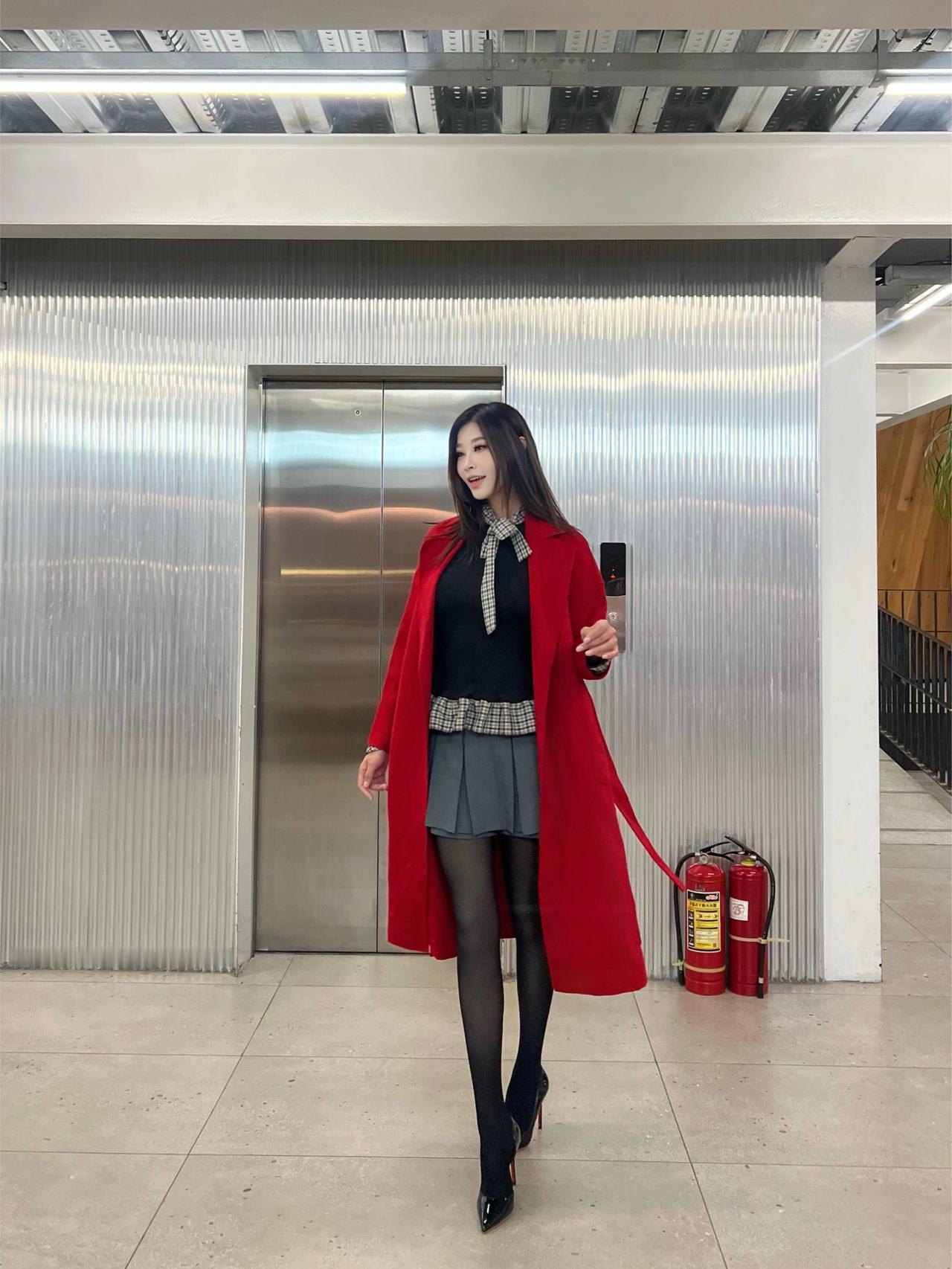 红色
在雾气很重的初冬穿上鲜亮的大衣
心情也一扫阴霾
有时对我来说穿搭就是魔法?