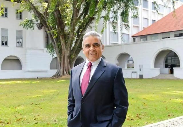 新加坡外交家马凯硕有个挺有名的说法，他觉得中国这些年犯了个大错误，就是跟美国商界