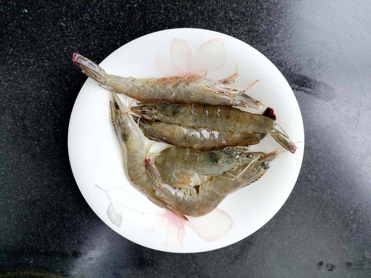 我终于买大虾了，这回还是活虾，乱蹦乱跳的，我拎回家，心惊胆战了一路。

早晨起来
