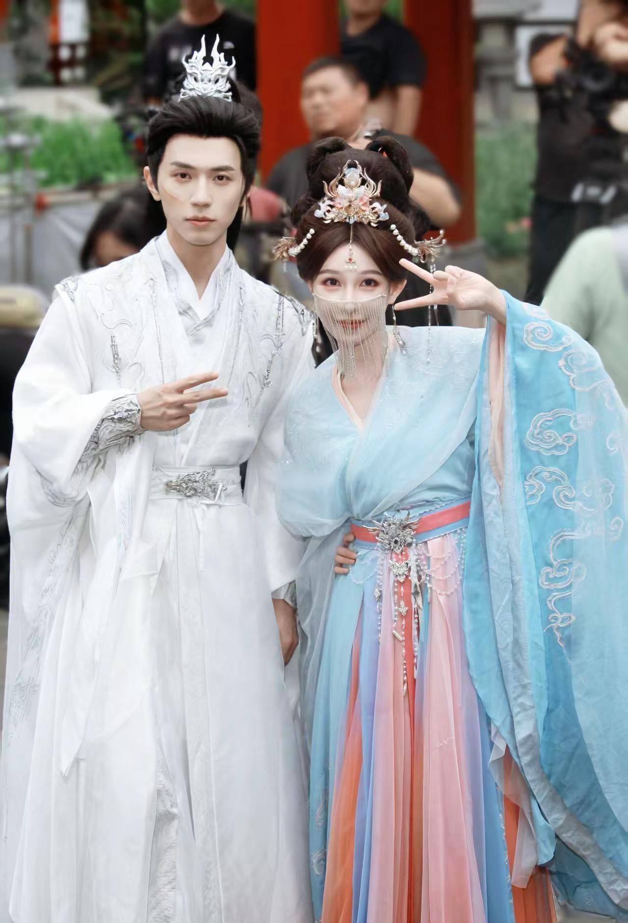 女主温果希，男主赵冠宇温果希又一部新剧《一剑霸天》在山东乐陵影视城开机了，本剧改