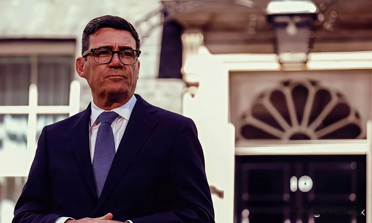 英国新首相上任后第一个电话打给了泽连斯基：英国对乌克兰的支持"坚定不移"。

当