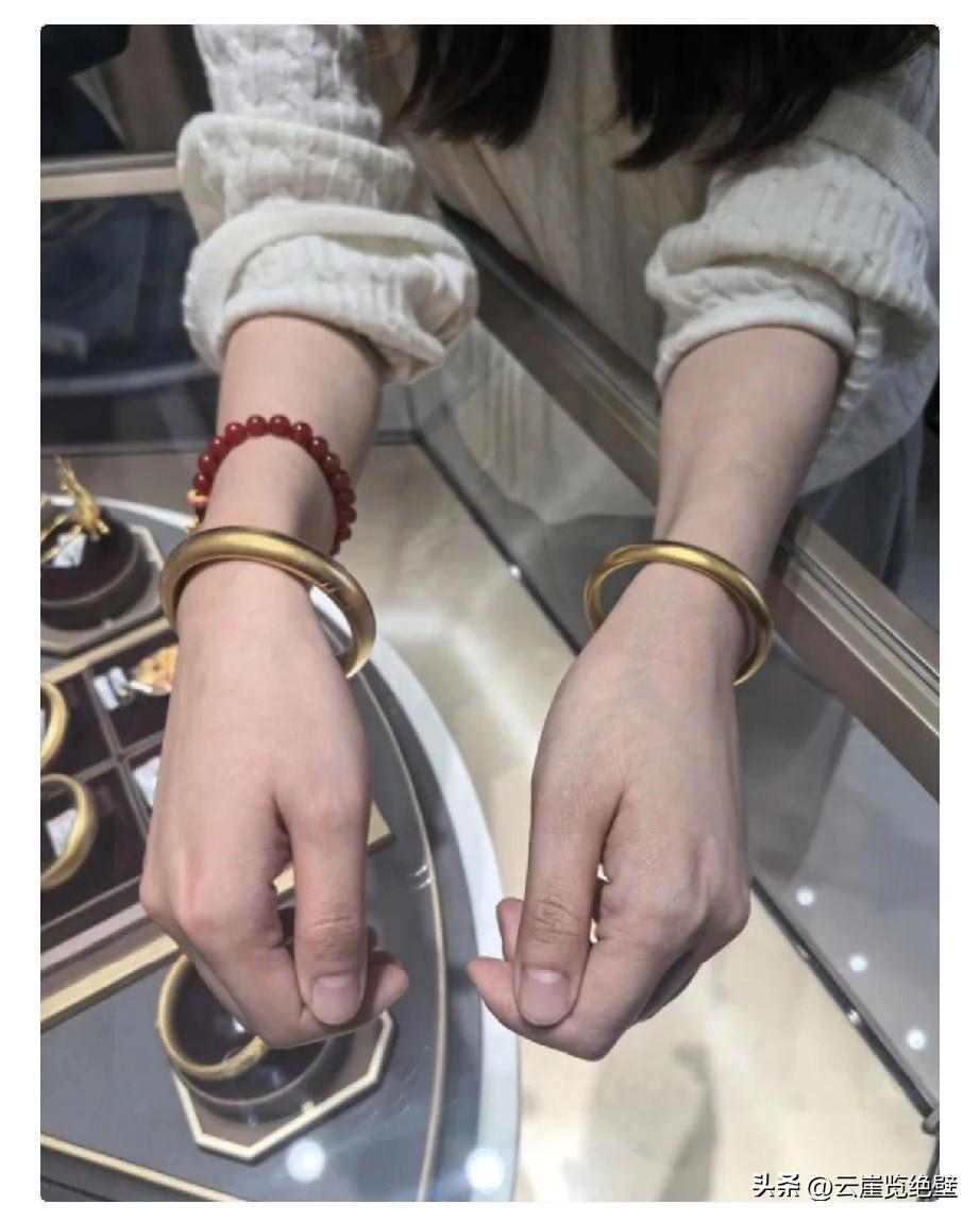 手里有大量黄金的人
估计今晚要彻底难眠了
3月29日周日金价又起飞
18点35分