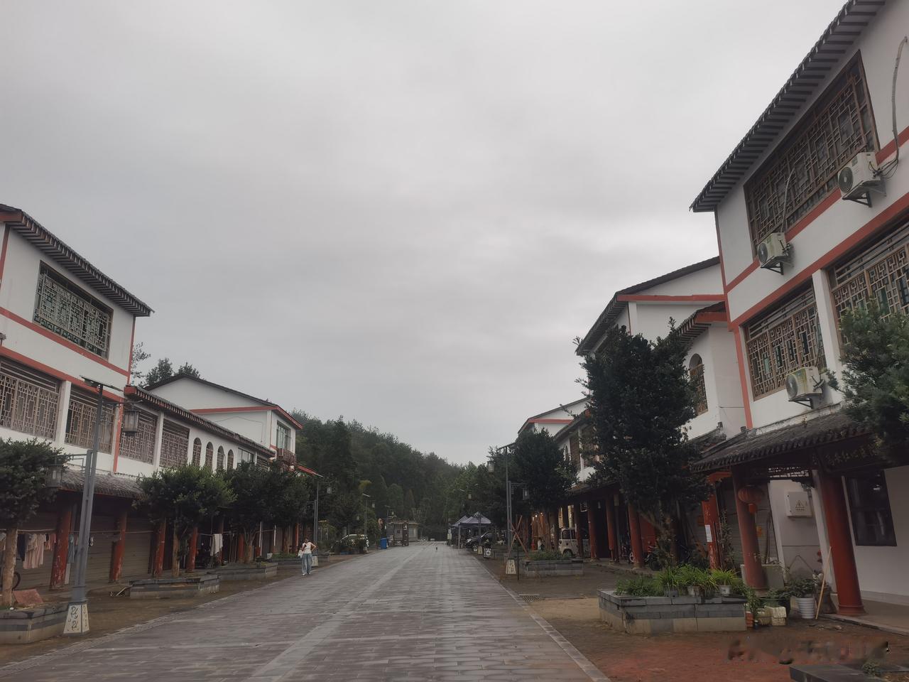 中秋节，晚上去寺庙里参加了拜月仪式。
感恩月光遍照菩萨的关怀。
回来后，和几个朋