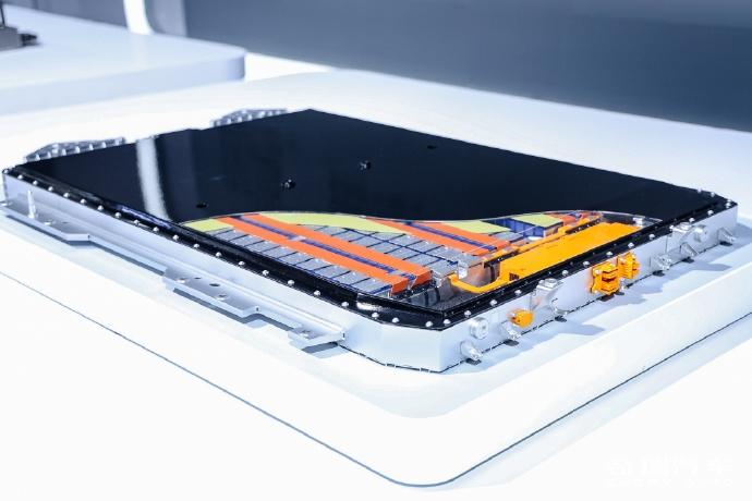 看完奇瑞汽车电池之夜，整理几个关键信息
·犀牛电池：充电8分钟补能500公里，可