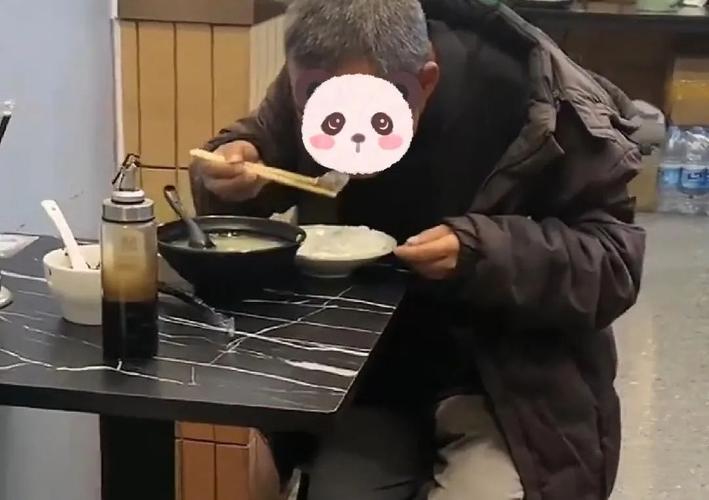 云南昭通，一位老人自带一盒冷饭来到饭店，请求给点剩菜，店主一家本以为是乞讨者或骗