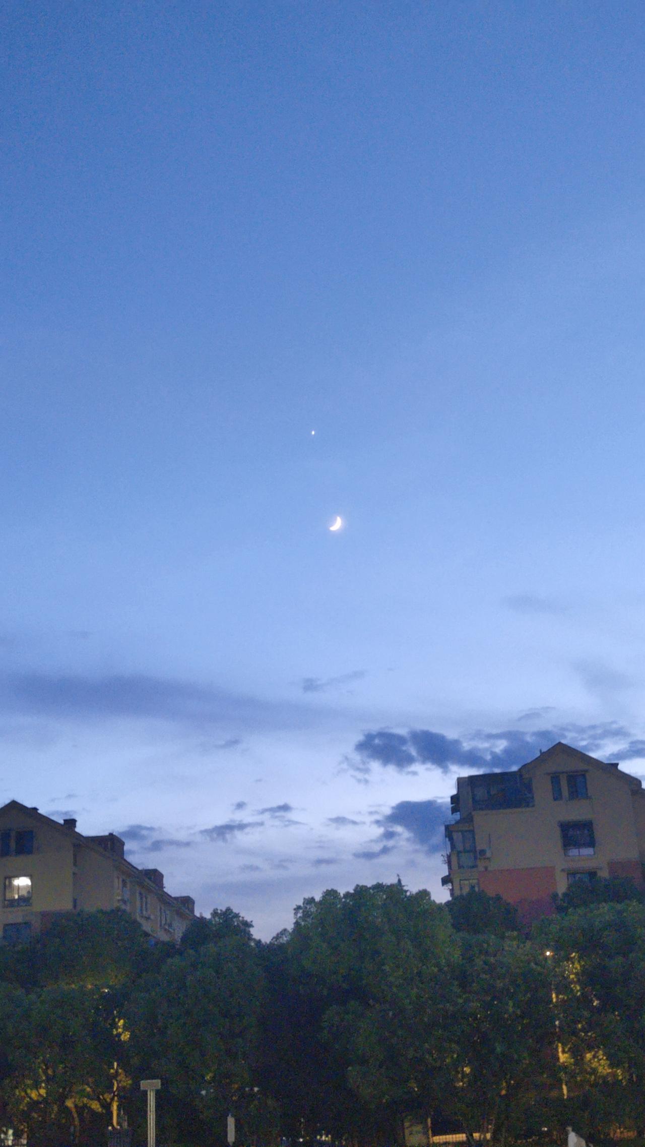 晒图笔记大赛这个星象叫“金星伴月”。今天傍晚，我带女儿在校园里散步，看到月亮和星