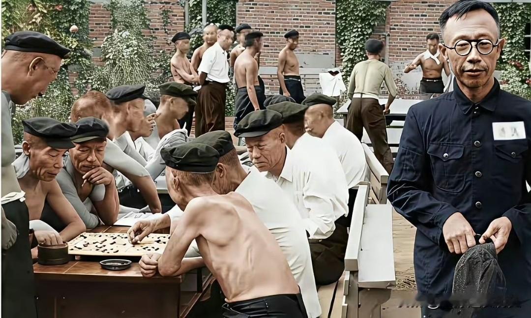 五十年代抚顺改造现场，末代皇帝溥仪孑然伫立，与周遭烟火气格格不入，昔日皇权崩塌，