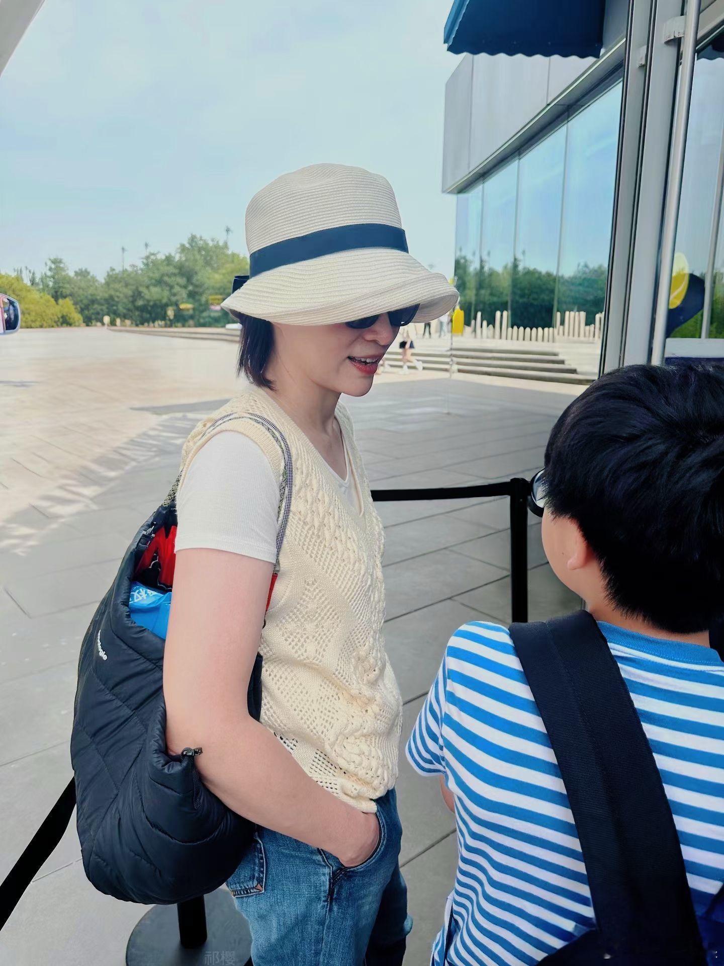 董卿带儿子看网球赛董卿儿子长这么大了 好久不见 ​​​