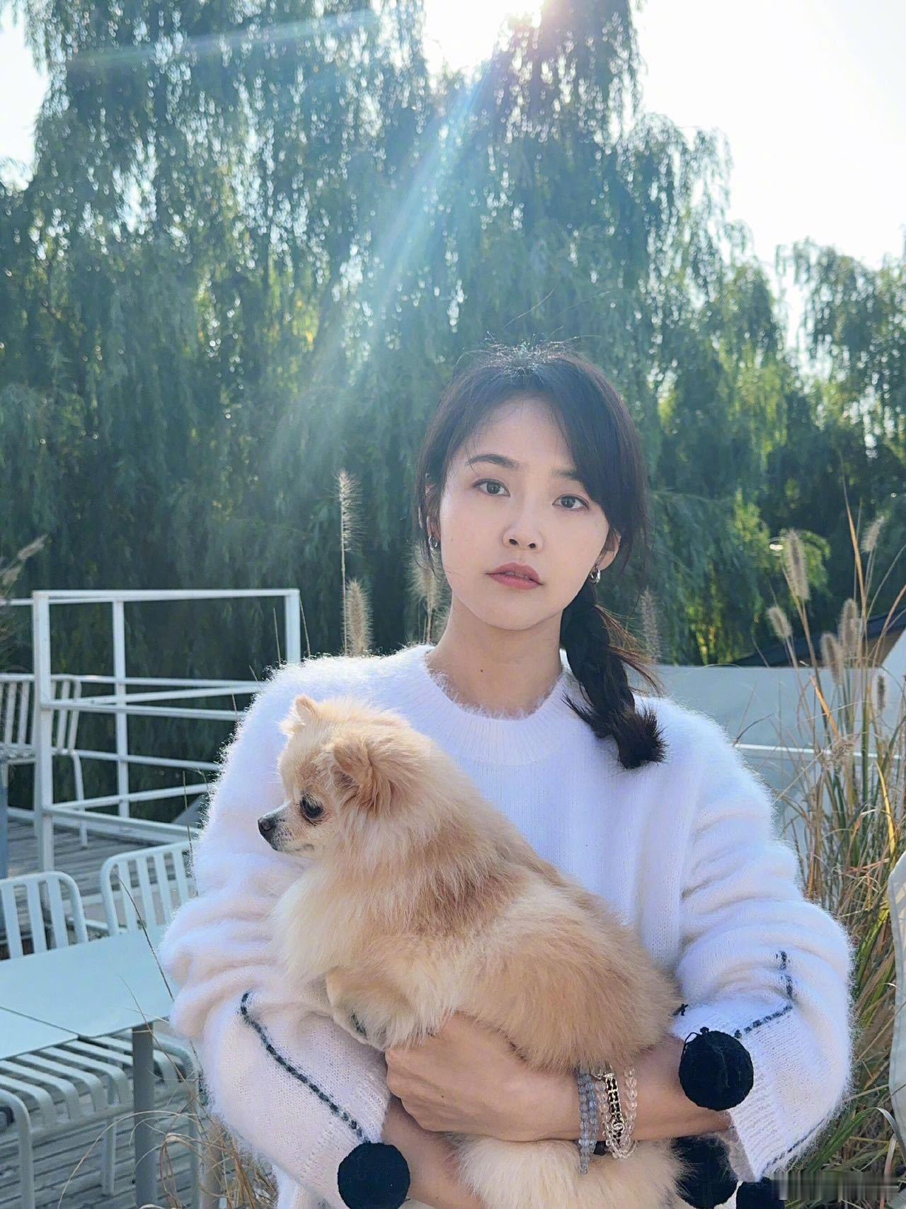 看张佳宁的日常，总是能让我感受到一种别样的宁静与放松。她的生活方式看似简单却又充