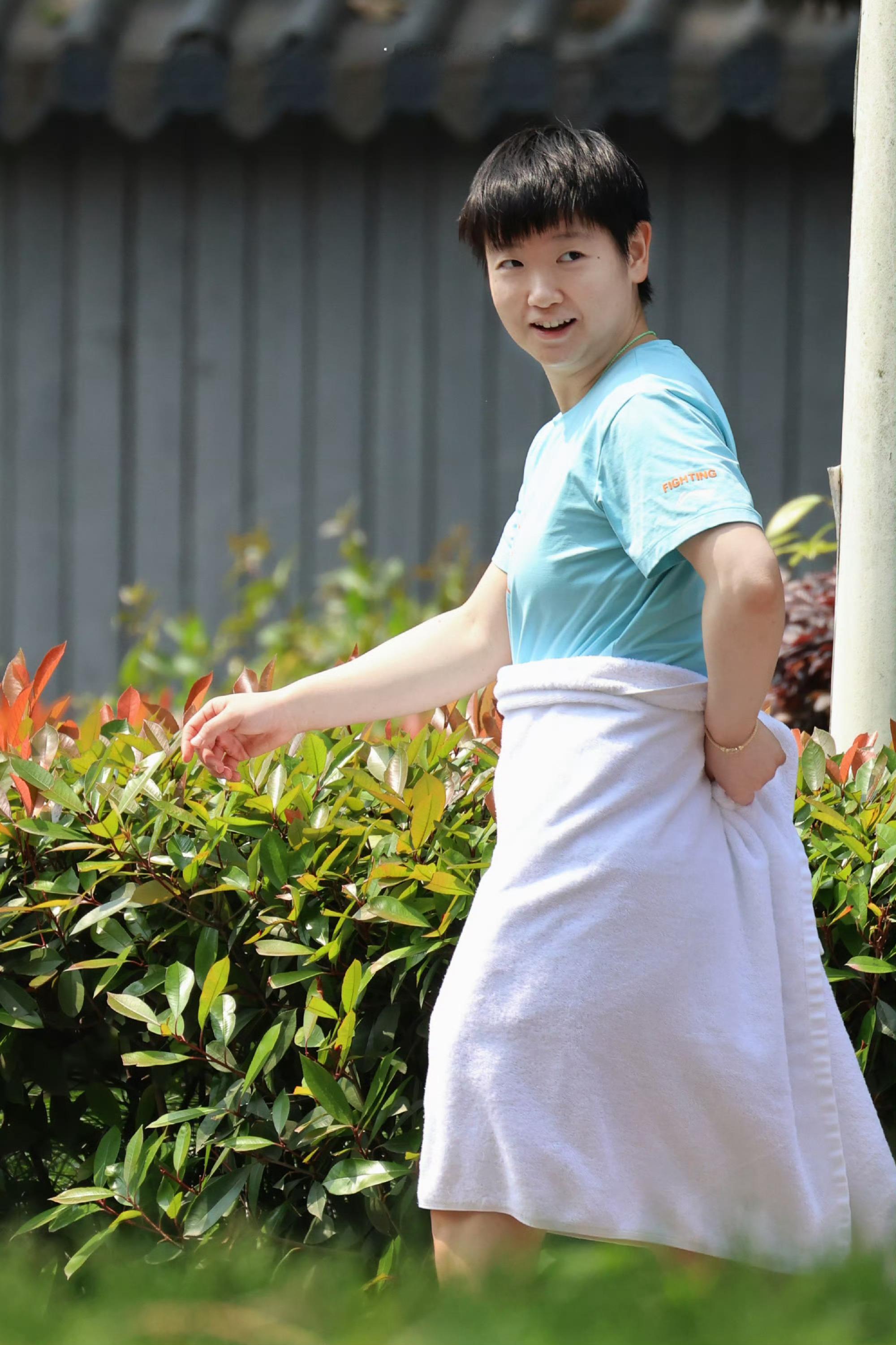 孙颖莎萌萌奔向训练馆- 训练间隙，她把白色浴巾随意裹在腰间当“小裙子”。一路蹦蹦