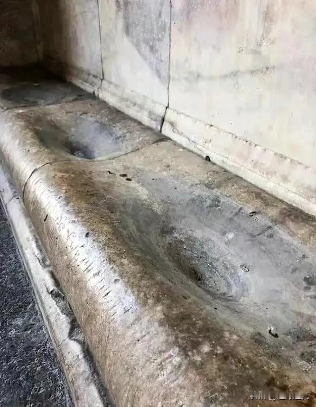 真的水滴石穿，历经700年的时光