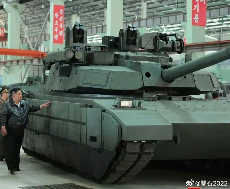 老子英雄（女）儿好汉！朝鲜4代驾驶坦克，其3代老父亲在旁悉心指导…实装的和之前图