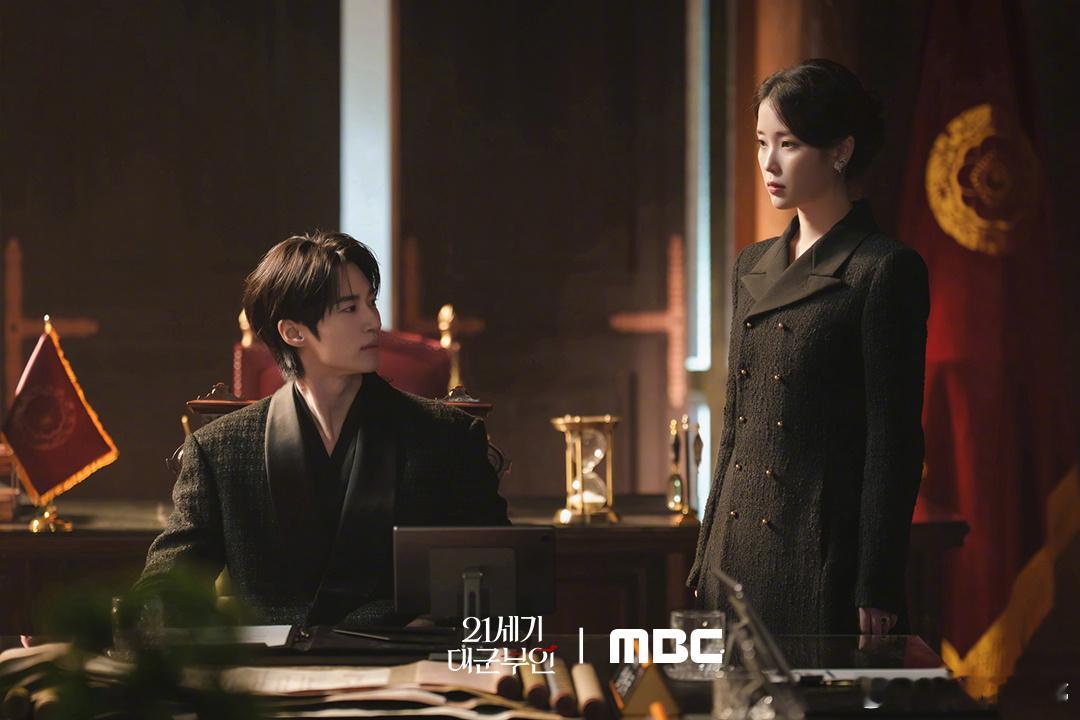 【IU 边佑锡《21世纪大君夫人》第11集剧照公开！——本剧共12集，周六要和大