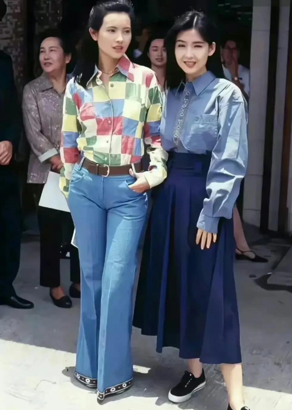 1993年，蓝洁瑛和周慧敏，留下的一张合影，她们身穿衬衫牛仔裤和衬衫伞裙，虽然这